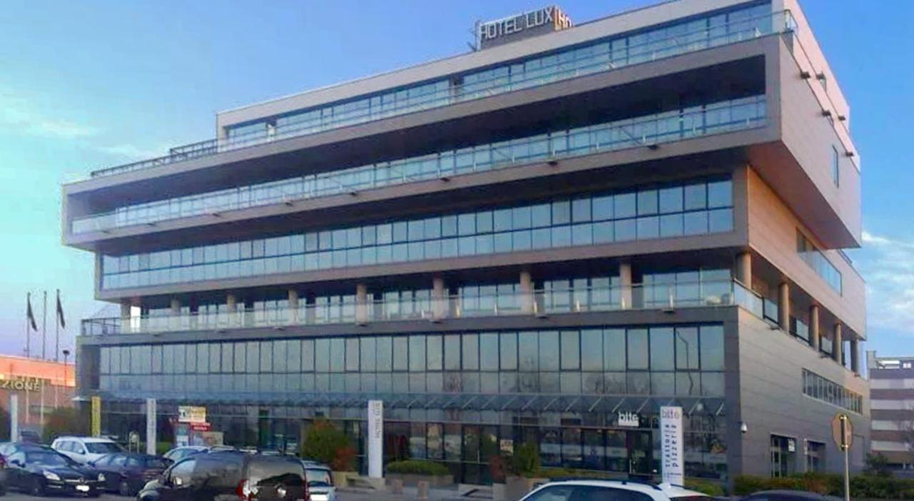 מודנה Hotel Lux מראה חיצוני תמונה