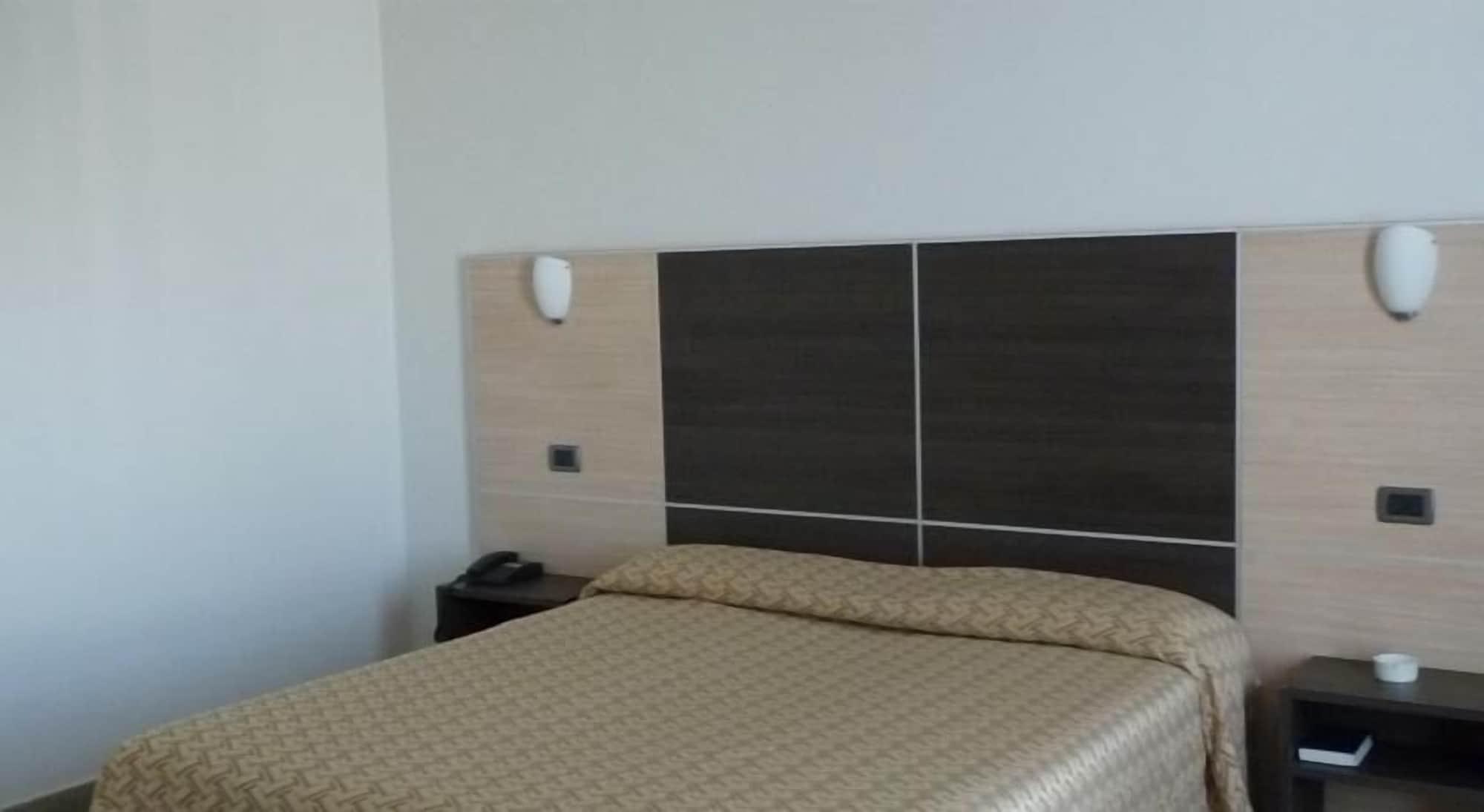 מודנה Hotel Lux מראה חיצוני תמונה