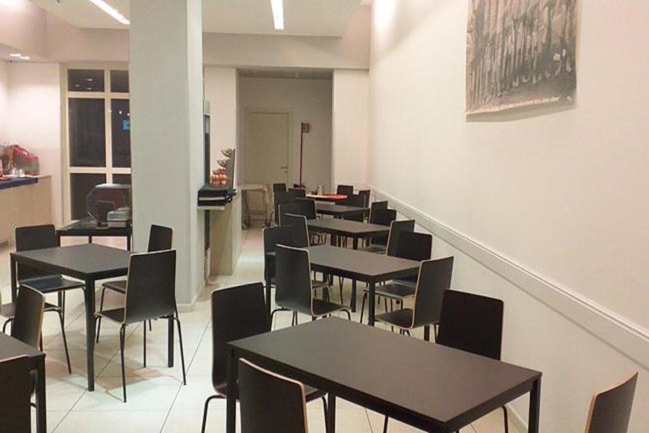 מודנה Hotel Lux מראה חיצוני תמונה