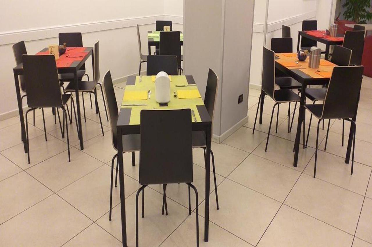 מודנה Hotel Lux מראה חיצוני תמונה
