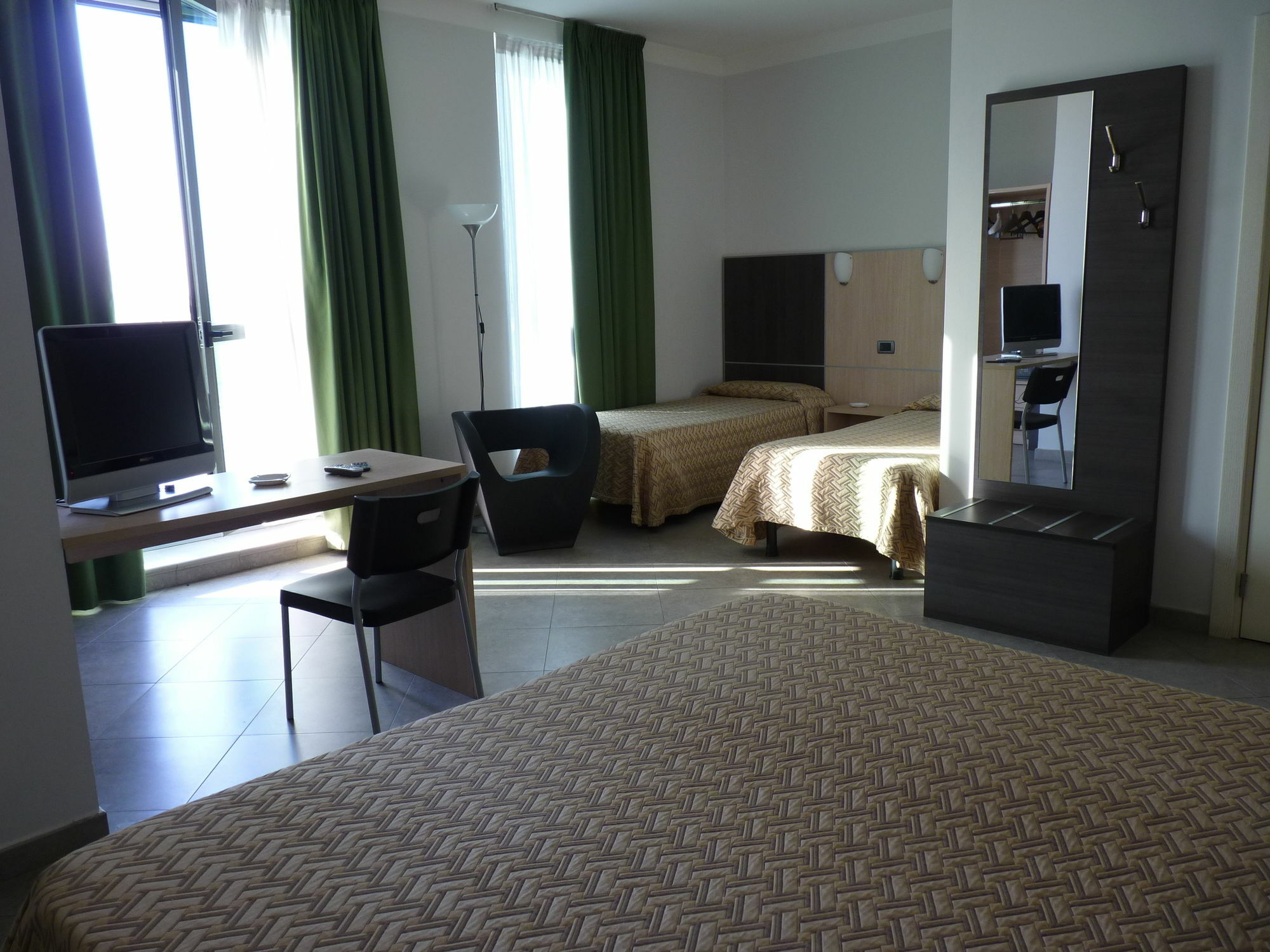 מודנה Hotel Lux מראה חיצוני תמונה
